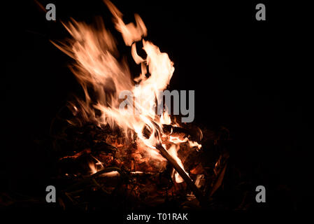 Brennende tobenden Feuer in der Nacht mit absichtlichen Bewegung der Flammen erzeugen eine dynamische Lichteffekte und absichtlich verschwommene Bewegung Stockfoto