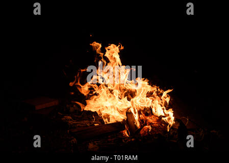 Brennende tobenden Feuer in der Nacht mit absichtlichen Bewegung der Flammen erzeugen eine dynamische Lichteffekte und absichtlich verschwommene Bewegung Stockfoto