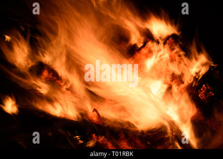 Brennende tobenden Feuer in der Nacht mit absichtlichen Bewegung der Flammen erzeugen eine dynamische Lichteffekte und absichtlich verschwommene Bewegung Stockfoto