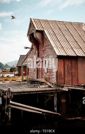 Ein fachwerkhaus verblassten roten Bootshaus am Romsdal Halbinsel an der Westküste von Norwegen Stockfoto