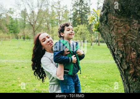 Mutter und Sohn Blick auf den Baum im Park. Umweltkonzept Stockfoto