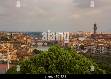 Der Ponte Vecchio, eine mittelalterliche Stein geschlossen - brüstungs Segmentbogen Brücke über den Fluss Arno in Florenz, Italien, bekannt für noch in Läden gebaut Stockfoto