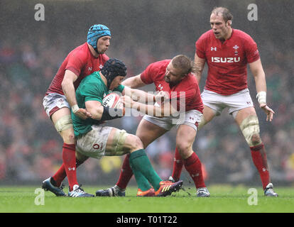 Irlands Sean O'Brien (Mitte) wird von Wales' Justin Tipuric und Tomas Francis (rechts) während der Guinness sechs Nationen Match im Fürstentum Stadium, Cardiff in Angriff genommen. Stockfoto