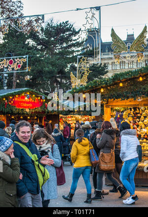 Weihnachtsmarkt am Rathausplatz im Rathaus oder Rathaus, Wien, Österreich. Stockfoto