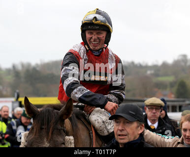 Jockey James Bowen feiert nach dem Gewinn der Marstons 61 Tiefe Midlands Grand National Race onboard Töpfer Ecke in Uttoxeter Rennbahn. Stockfoto