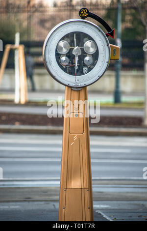 Outdoor vintage Gehaltstabelle auf der Straße in Wien, Österreich. Stockfoto