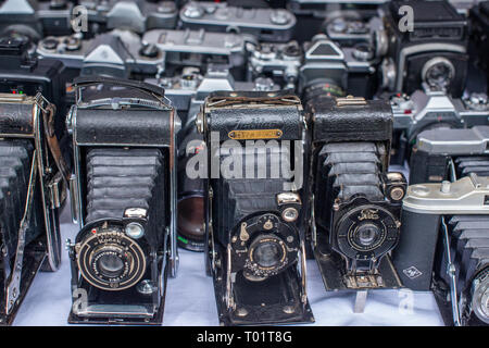 Antiquierte Kameras am Naschmarkt Linke Wienzeile Flohmarkt Antikmarkt. Wien. Österreich. Stockfoto