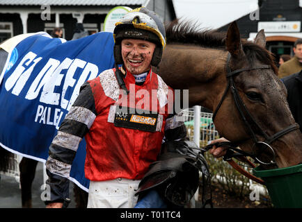 Jockey James Bowen mit Töpfer Ecke nach dem Gewinn der Marstons 61 Tiefe Midlands Grand National Rennen in Uttoxeter Rennbahn. Stockfoto