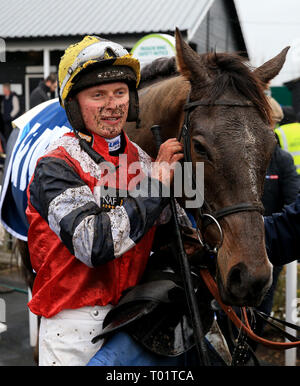 Jockey James Bowen mit Töpfer Ecke nach dem Gewinn der Marstons 61 Tiefe Midlands Grand National Rennen in Uttoxeter Rennbahn. Stockfoto