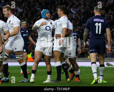 England's Jack Nowell (Mitte links) feiert ersten Versuchen seine Seite des Spiels zählen während der Guinness sechs Nationen Spiel im Twickenham Stadium, London. Stockfoto