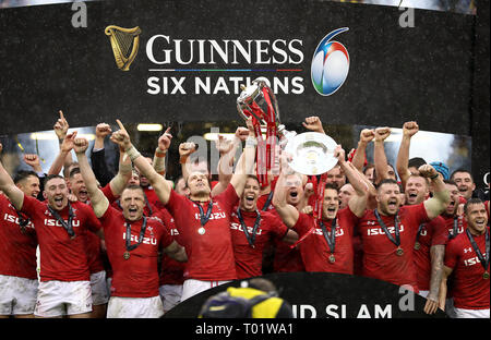 Wales heben Sie die sechs Nationen Trophäe und die dreifache Krone Trophäe, nachdem das Guinness sechs Nationen Match im Fürstentum Stadium, Cardiff. Stockfoto