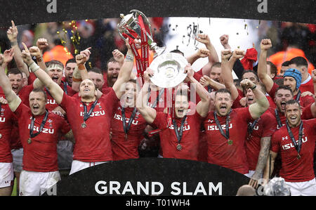 Wales heben Sie die sechs Nationen und Triple Crown Trophäe, nachdem das Guinness sechs Nationen Match im Fürstentum Stadium, Cardiff. Stockfoto