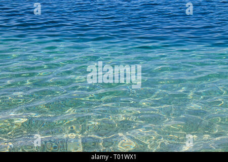 Transparente kristallklare Meer Wasser und Kieselsteinen, Sommer Meer Wasser Hintergrund. Stockfoto