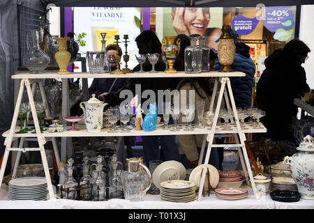 Trinkets-Straße Antiquitätenmarkt - Rue des Martyrs - Paris - Frankreich Stockfoto