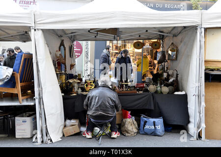 Trinkets-Straße Antiquitätenmarkt - Rue des Martyrs - Paris - Frankreich Stockfoto