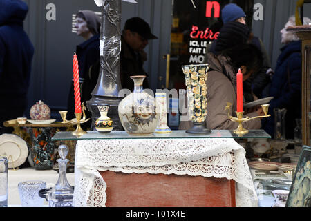 Trinkets-Straße Antiquitätenmarkt - Rue des Martyrs - Paris - Frankreich Stockfoto