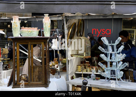 Trinkets-Straße Antiquitätenmarkt - Rue des Martyrs - Paris - Frankreich Stockfoto