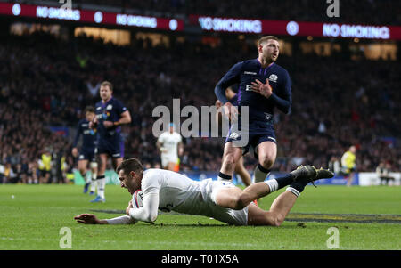 England's Jonny können Kerben vierten versuchen seine Seite des Spiels während der Guinness sechs Nationen Spiel im Twickenham Stadium, London. Stockfoto