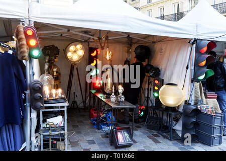 Ampel - Street Antiquitätenmarkt - Rue des Martyrs - Paris - Frankreich Stockfoto