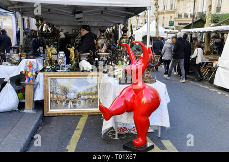 Trinkets-Straße Antiquitätenmarkt - Rue des Martyrs - Paris - Frankreich Stockfoto