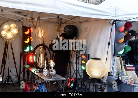 Ampel - Street Antiquitätenmarkt - Rue des Martyrs - Paris - Frankreich Stockfoto