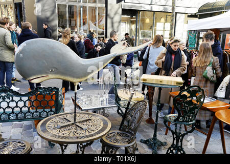 Trinkets-Straße Antiquitätenmarkt - Rue des Martyrs - Paris - Frankreich Stockfoto