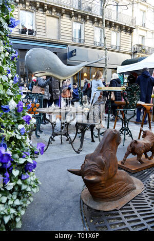 Trinkets-Straße Antiquitätenmarkt - Rue des Martyrs - Paris - Frankreich Stockfoto