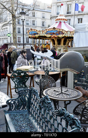 Trinkets-Straße Antiquitätenmarkt - Rue des Martyrs - Paris - Frankreich Stockfoto