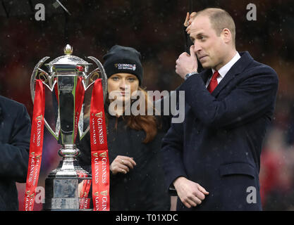 Prinz William (rechts) vor der Präsentation der sechs Nationen Trophäe, nachdem das Guinness sechs Nationen Match im Fürstentum Stadium, Cardiff. Stockfoto