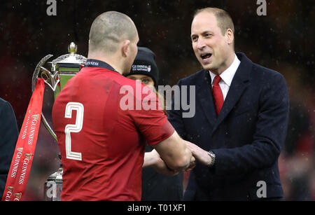 Prinz William (rechts) mit Wales' ken Owens während der Präsentation der sechs Nationen Trophäe, nachdem das Guinness sechs Nationen Match im Fürstentum Stadium, Cardiff. Stockfoto