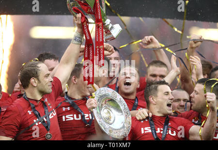 Wales heben Sie die sechs Nationen Trophäe und die dreifache Krone Trophäe, nachdem das Guinness sechs Nationen Match im Fürstentum Stadium, Cardiff. Stockfoto