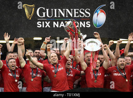 Wales heben Sie die sechs Nationen Trophäe und die dreifache Krone Trophäe, nachdem das Guinness sechs Nationen Match im Fürstentum Stadium, Cardiff. Stockfoto