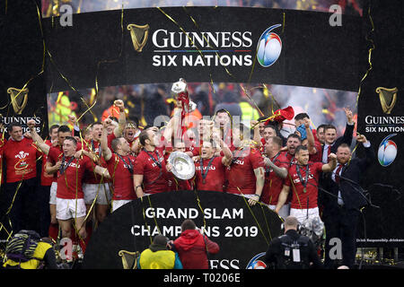 Wales heben Sie die sechs Nationen und Triple Crown Trophäe, nachdem das Guinness sechs Nationen Match im Fürstentum Stadium, Cardiff. Stockfoto