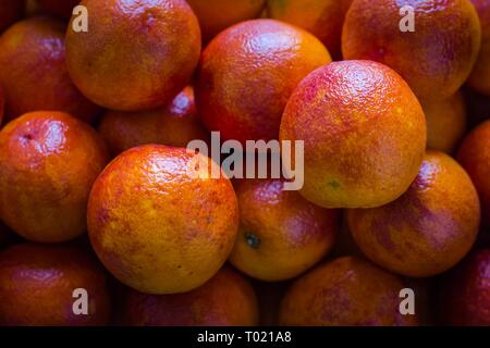 Mehrere frische rote Orangen waren einfach vom Baum pflücken und in einem Karton für den Verkauf oder die leckeren und gesunden Saft. Stockfoto