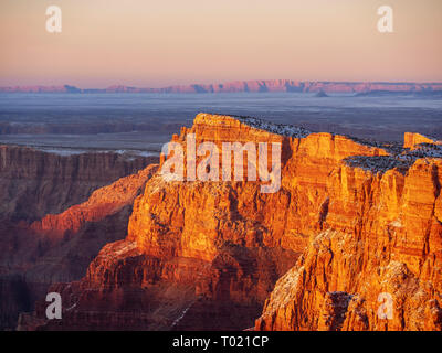 Palisaden aus der Wüste gesehen von Desert View übersehen, Grand Canyon National Park. Painted Desert und Vermilion Cliffs in Distanz. Stockfoto