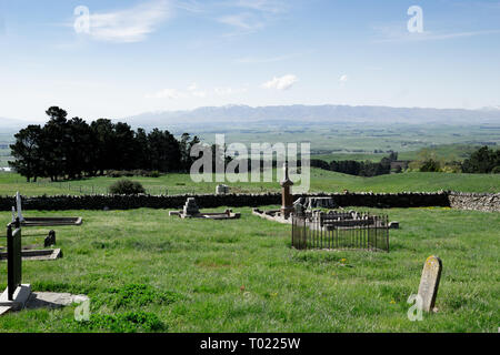 Blick über den alten Friedhof mit Grabsteinen zu ausgedehnten ländlichen Gebieten und die fernen Hügel in Central Otago Neuseeland Stockfoto