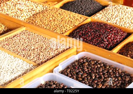 Nüsse und trockene Beeren in Holzkisten bei Farmers gesamten Lebensmittelmarkt Stockfoto