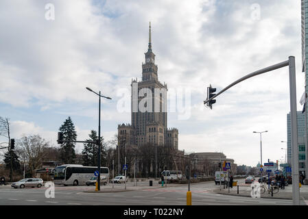 Warschau Polen. Februar 18, 2019. Landschaft Stadtbild der modernen breiten Gehweg in der Nähe von Bürogebäuden, die einige Fahrzeuge und Fahrräder in Warschau haben. Stockfoto