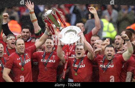 Wales heben Sie die sechs Nationen und Triple Crown Trophäe, nachdem das Guinness sechs Nationen Match im Fürstentum Stadium, Cardiff. Stockfoto