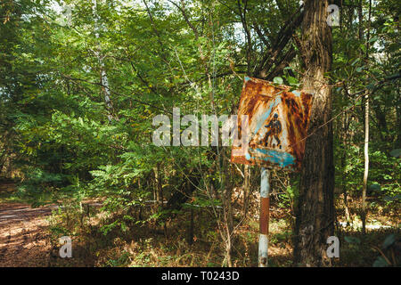 Alten rostigen, ausgefranst, zerkratzte blauen Schild - fußgängerüberweg in radioaktive Zone in Pripyat Stadt. Sperrzone von Tschernobyl Stockfoto