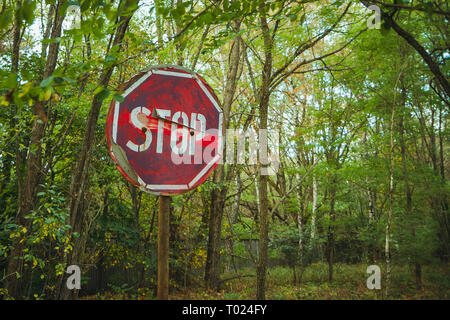 Stop-Schild - alten verrosteten, ausgefranst, zerkratzte Red Road Anmelden radioaktive Zone in Pripyat Stadt. Tschernobyl Sperrzone Stockfoto