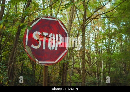 Stop-Schild - alten verrosteten, ausgefranst, zerkratzte Red Road Anmelden radioaktive Zone in Pripyat Stadt. Tschernobyl Sperrzone Stockfoto