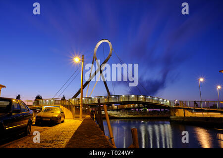 "Ponte Pedonal Rundschreiben (Rundschreiben Fußgängerbrücke) in Aveiro von Canal während der Blauen Stunde gesehen. Lange Belichtung. In Aveiro, Portugal, Stockfoto