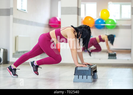 Erwachsene Frau ist in der Fitness im Fitnessbereich tätig. Das Konzept der Sport, eine gesunde Lebensweise, Gewicht zu verlieren. Stockfoto