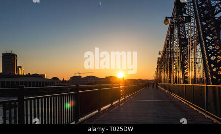 Sonnenuntergang auf Alexandra Bridge (Interprovinziellen Brücke), Ottawa Stockfoto