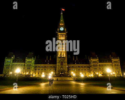 Im mittleren Block und die Peace Tower auf dem Parliament Hill, Ottawa, Kanada am Abend Stockfoto