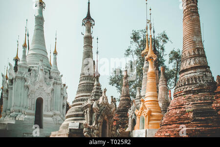 Die stupas auf dem Hügel in Inle See, Myanmar Stockfoto