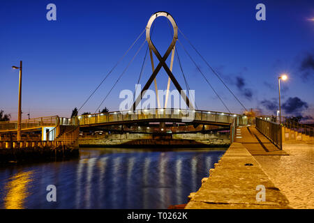 "Ponte Pedonal Rundschreiben (Rundschreiben Fußgängerbrücke) in Aveiro von Canal während der Blauen Stunde gesehen. Lange Belichtung. In Aveiro Portuga Stockfoto