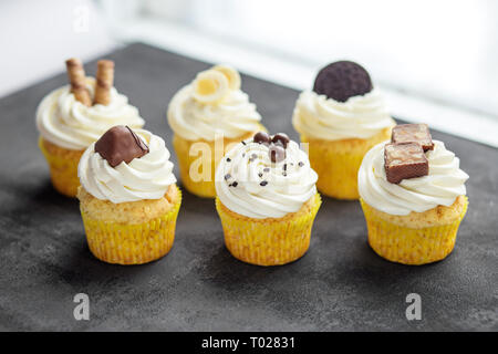 Sortiert Cupcakes mit zarte Creme und Süßigkeiten. Konzept für Lebensmittel, Bäckerei, Menü, Desserts Stockfoto