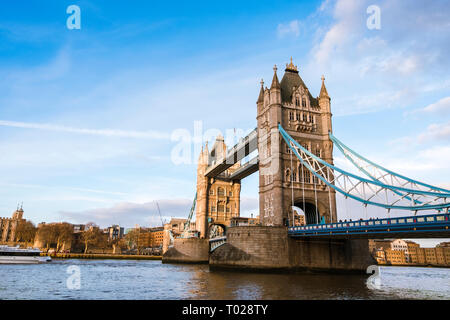 Die Tower Bridge, eine der berühmten Londoner Brücken und einer von vielen muss - siehe Sehenswürdigkeiten in London im warmen Abendlicht. Breite Seite anzeigen Stockfoto